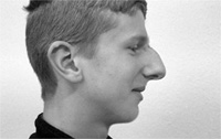 Junge mit gro�er Nase